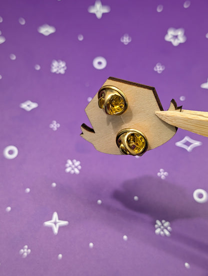 wood pin back with gold buttefly closures