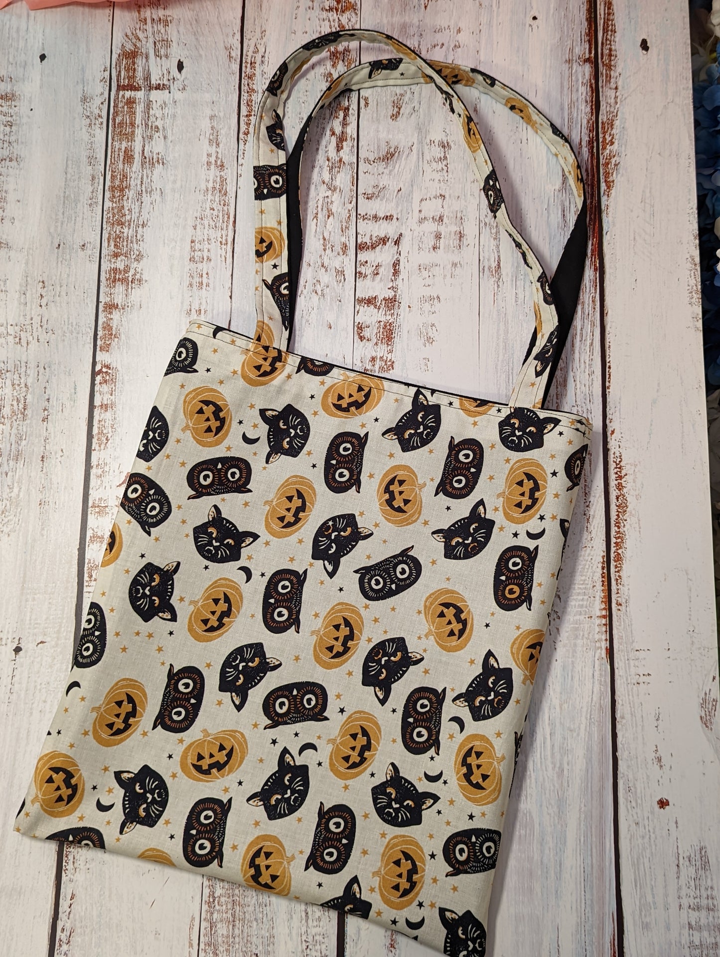 D20 Halloween Pocket Tote bag